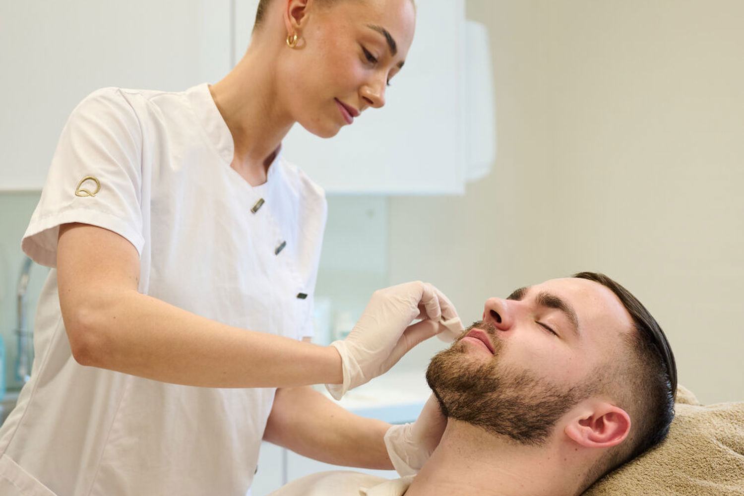 paramedisch huidtherapeut past laserontharing toe bij man