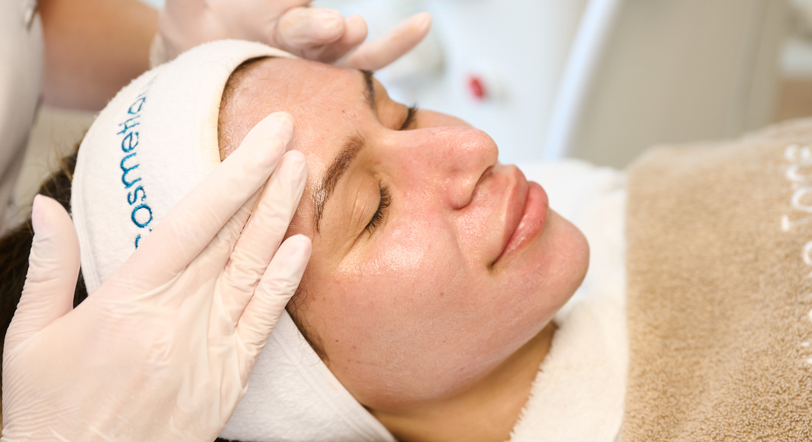 Microneedling behandeling gezicht bij Cosmetique Totale, egale huid resultaat